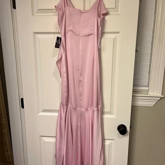 Women’s light pink spaghetti strip long dress from Express. Never worn - Picture 3 of 8